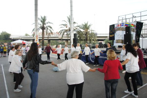 Publico bailando la Sardana